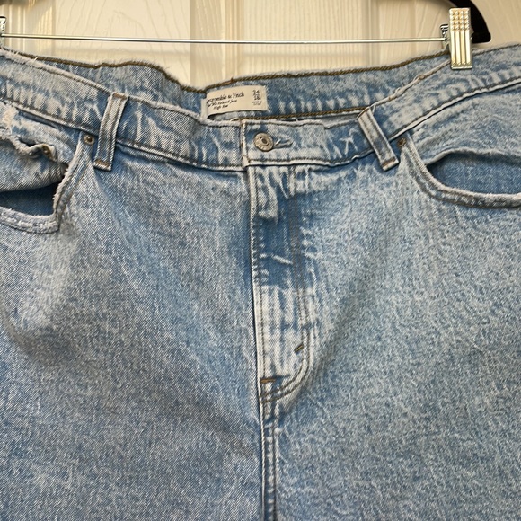 Abercrombie High Rise 90s Relaxed Jean Light - 34W Short - Picture 12 of 14